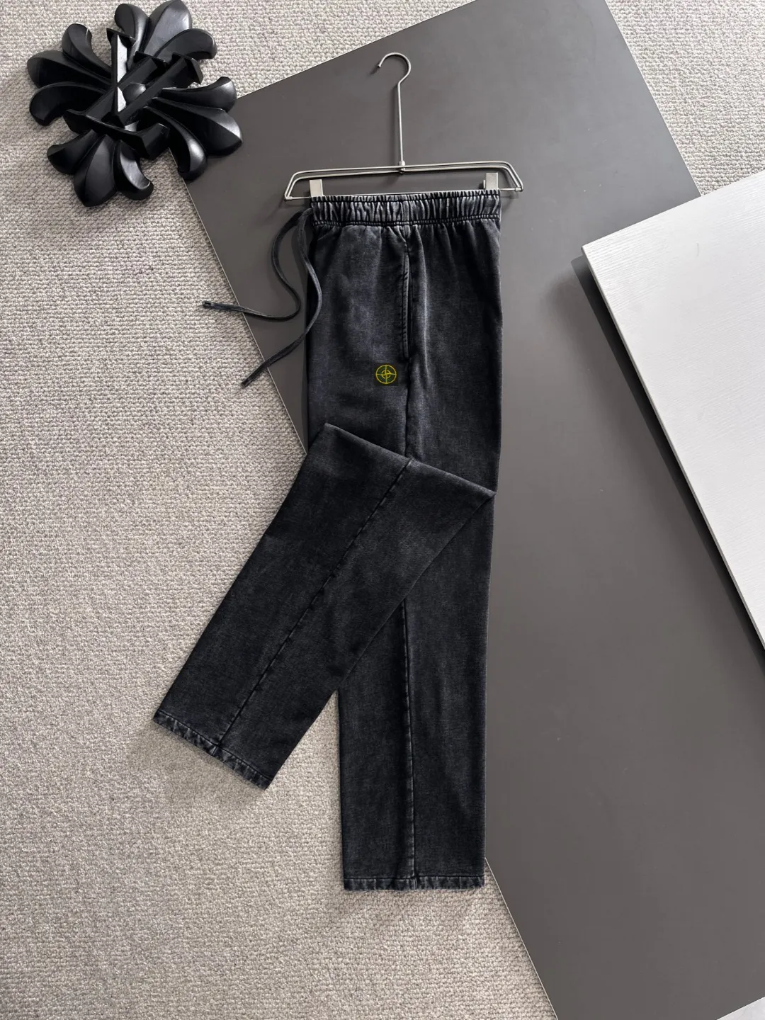 Next day shipment P360 Stone lsland/Stone Island Exclusively launches 25ss autumn and winter new high-quality trousers. Compare real-life details at will. Craftsmanship that ordinary small workshops cannot copy. Top-level ZP development. Unique imported fabric feel. Purely imported German machine production. Precision operation. Ten thousand needle density. A pair of trousers with rich details. You can see the development strength. A full set of new accessories are customized simultaneously. Simple yet elegant. Soft, delicate and comfortable. The upper body is versatile and fashionable. A perfect choice for autumn and winter. A must-have item. Loose fit. Please refer to the size chart when placing an order: S to XXL (or state your height and weight when placing an order)